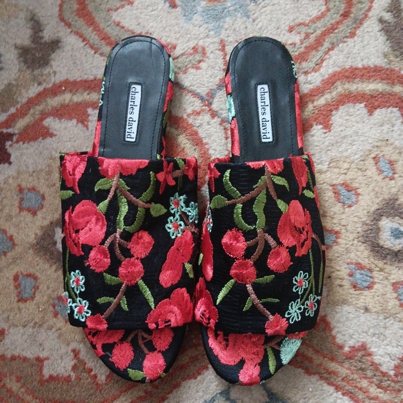 Pretty CHARLES DAVID Embroidered Floral Mules 12M - Picture 2 of 4